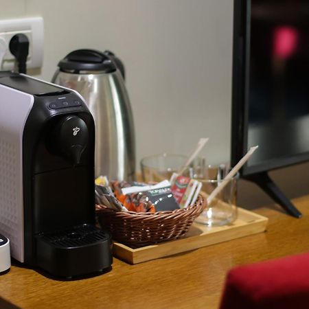 오푸스 빌라 시나이아 외부 사진 A Nespresso coffee machine in a hotel room