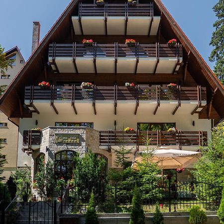 오푸스 빌라 시나이아 외부 사진 The house of the writer in the village of Vrana