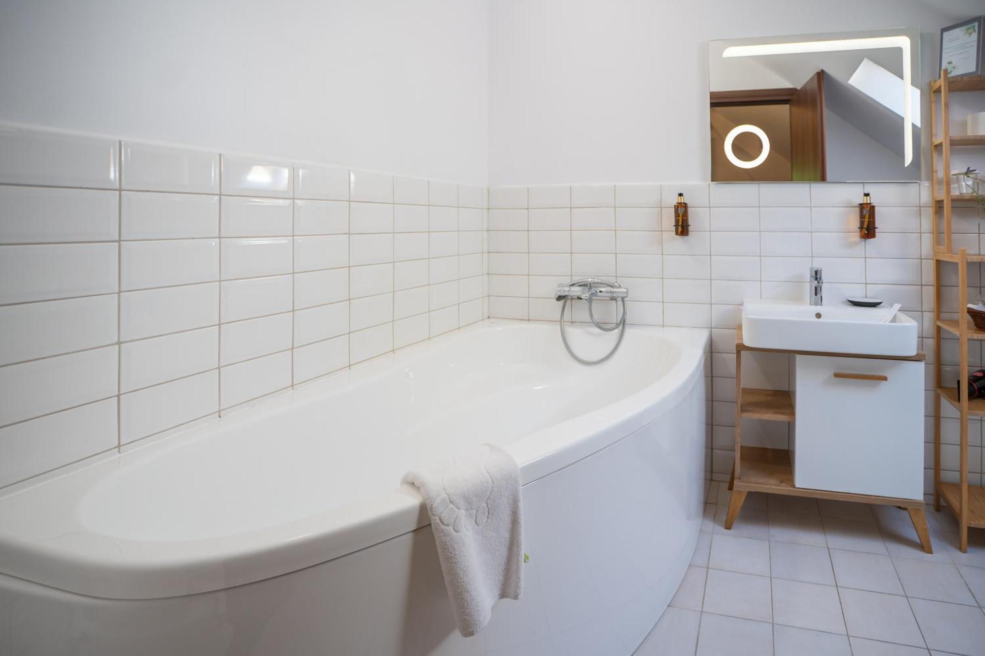 오푸스 빌라 시나이아 외부 사진 Bathroom with a bathtub