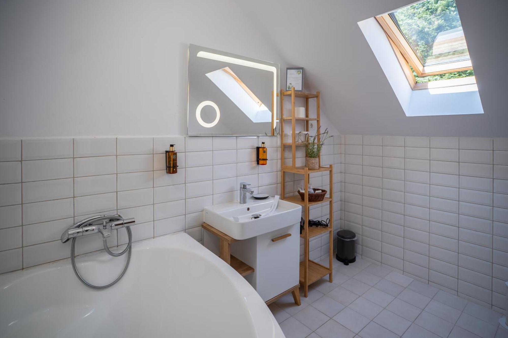 오푸스 빌라 시나이아 외부 사진 Bathroom with a skylight