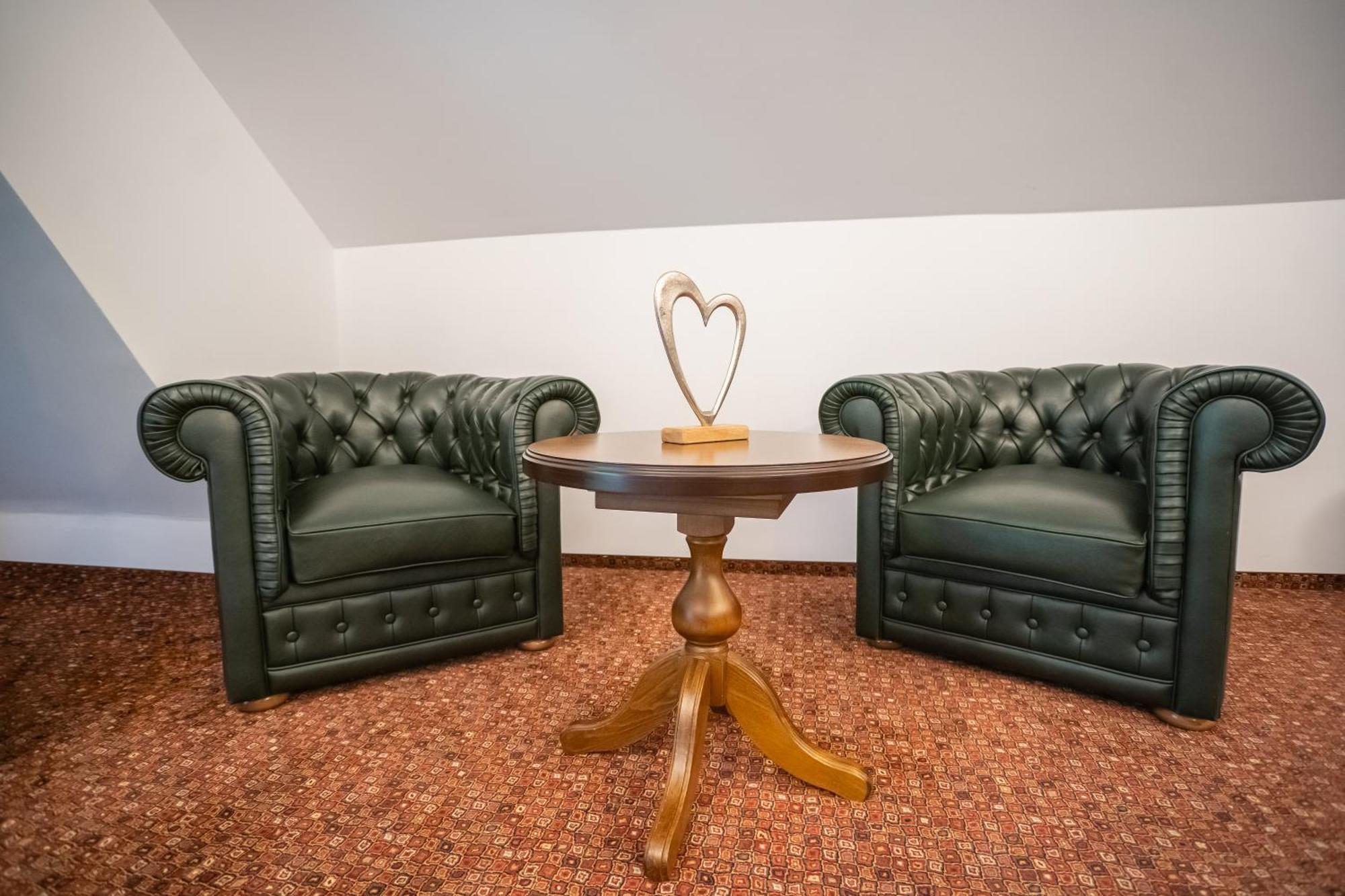 오푸스 빌라 시나이아 외부 사진 A pair of leather armchairs