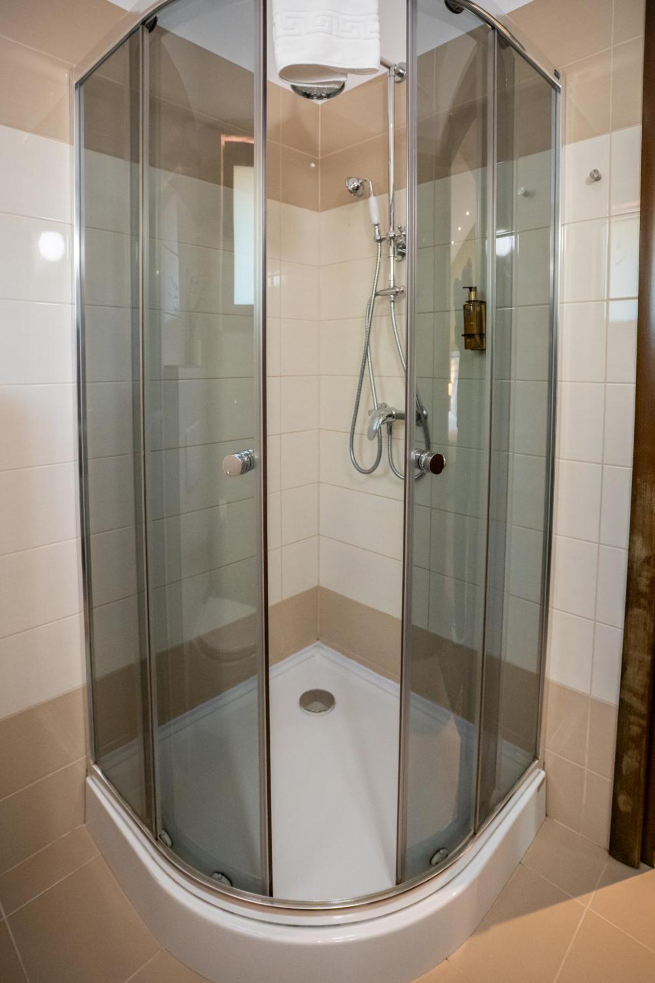 오푸스 빌라 시나이아 외부 사진 A shower cubicle