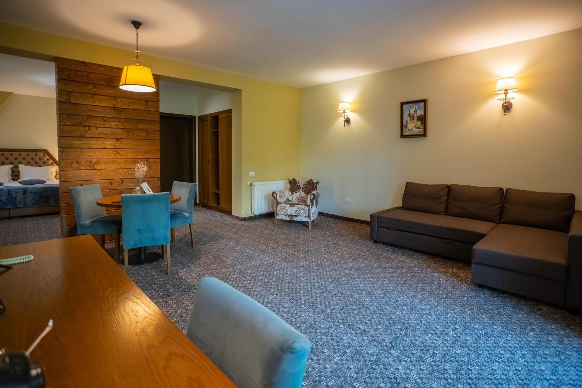 오푸스 빌라 시나이아 외부 사진 A living room in a typical apartment