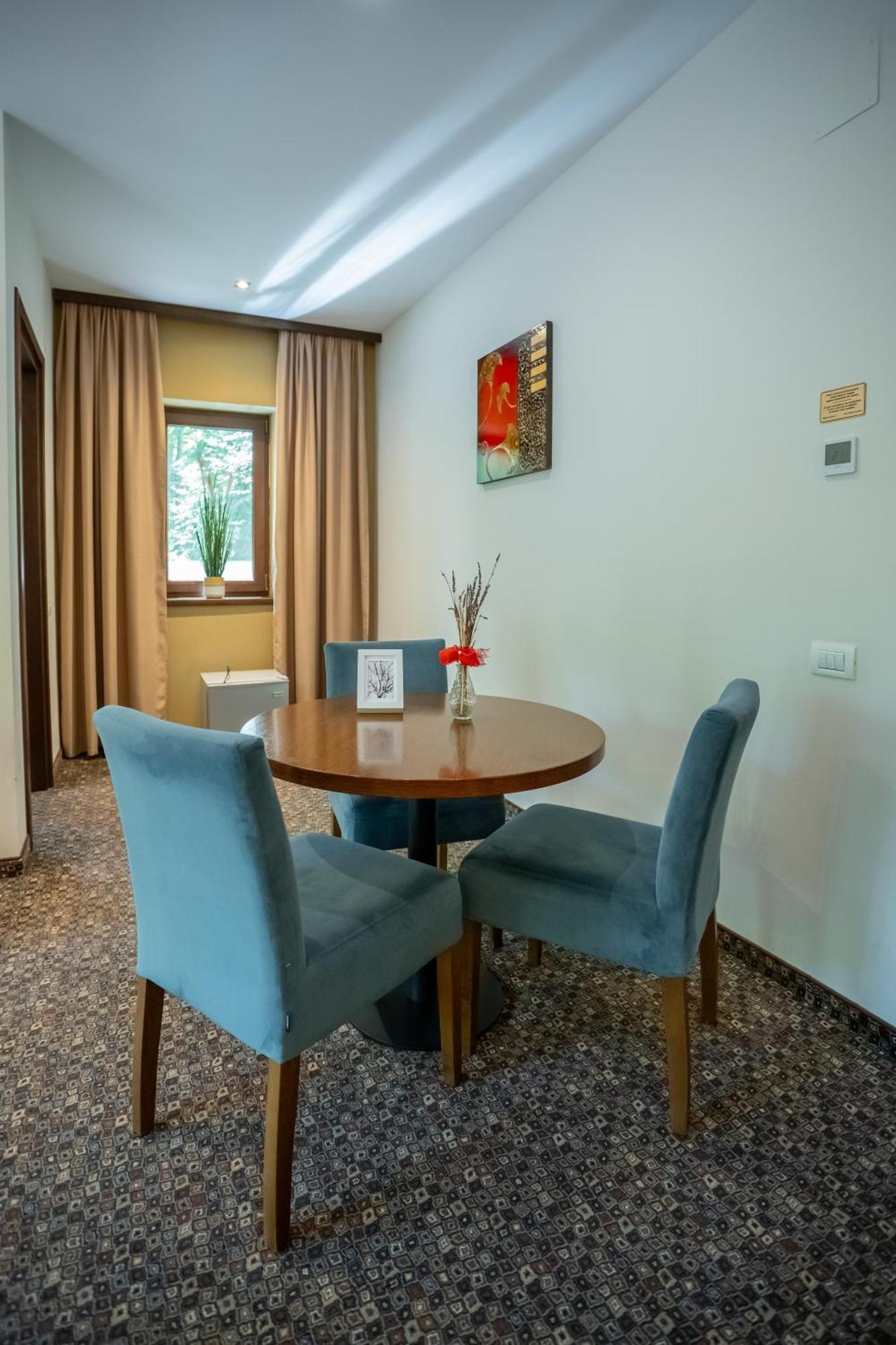 오푸스 빌라 시나이아 외부 사진 A dining room