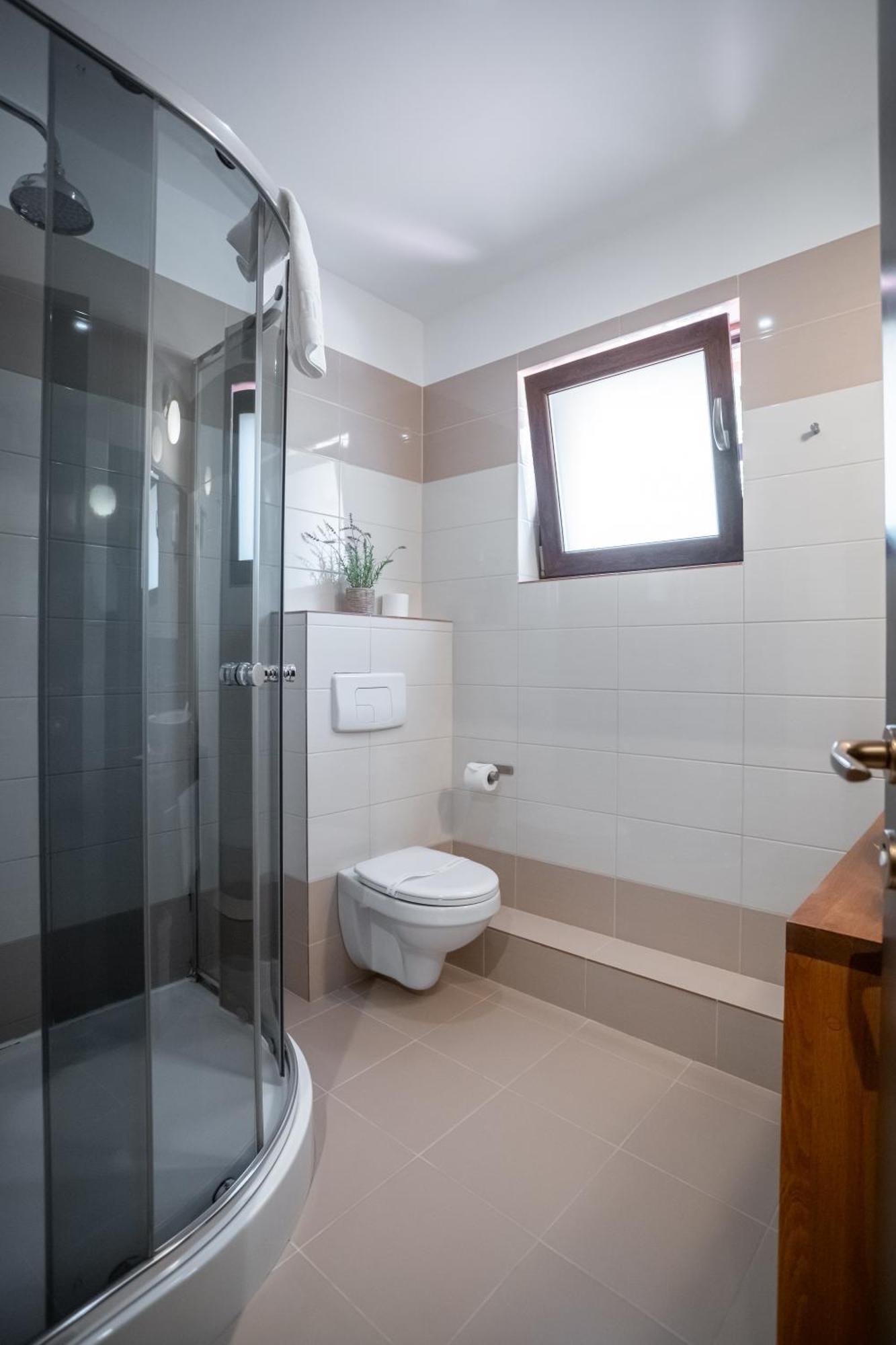 오푸스 빌라 시나이아 외부 사진 Bathroom with shower enclosure