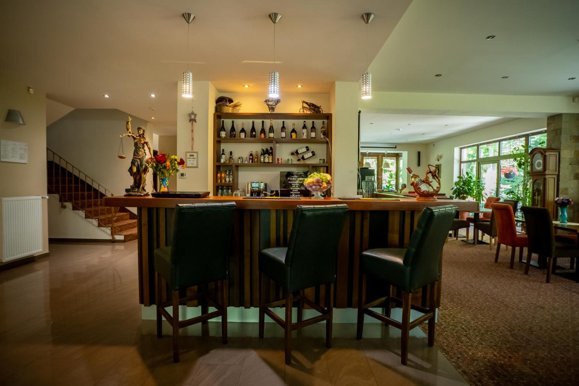 오푸스 빌라 시나이아 외부 사진 The bar at the hotel