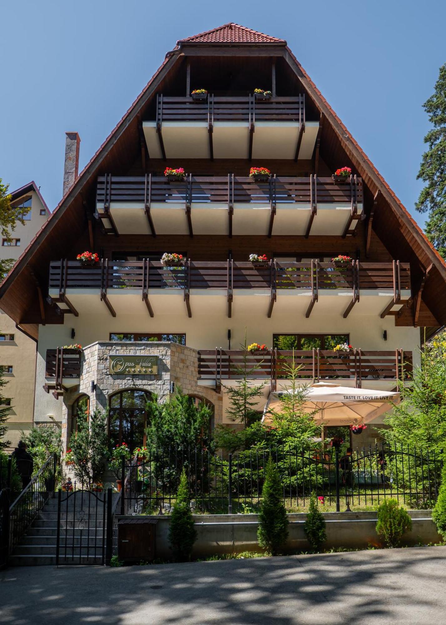 오푸스 빌라 시나이아 외부 사진 The house of the writer in the village of Vrana